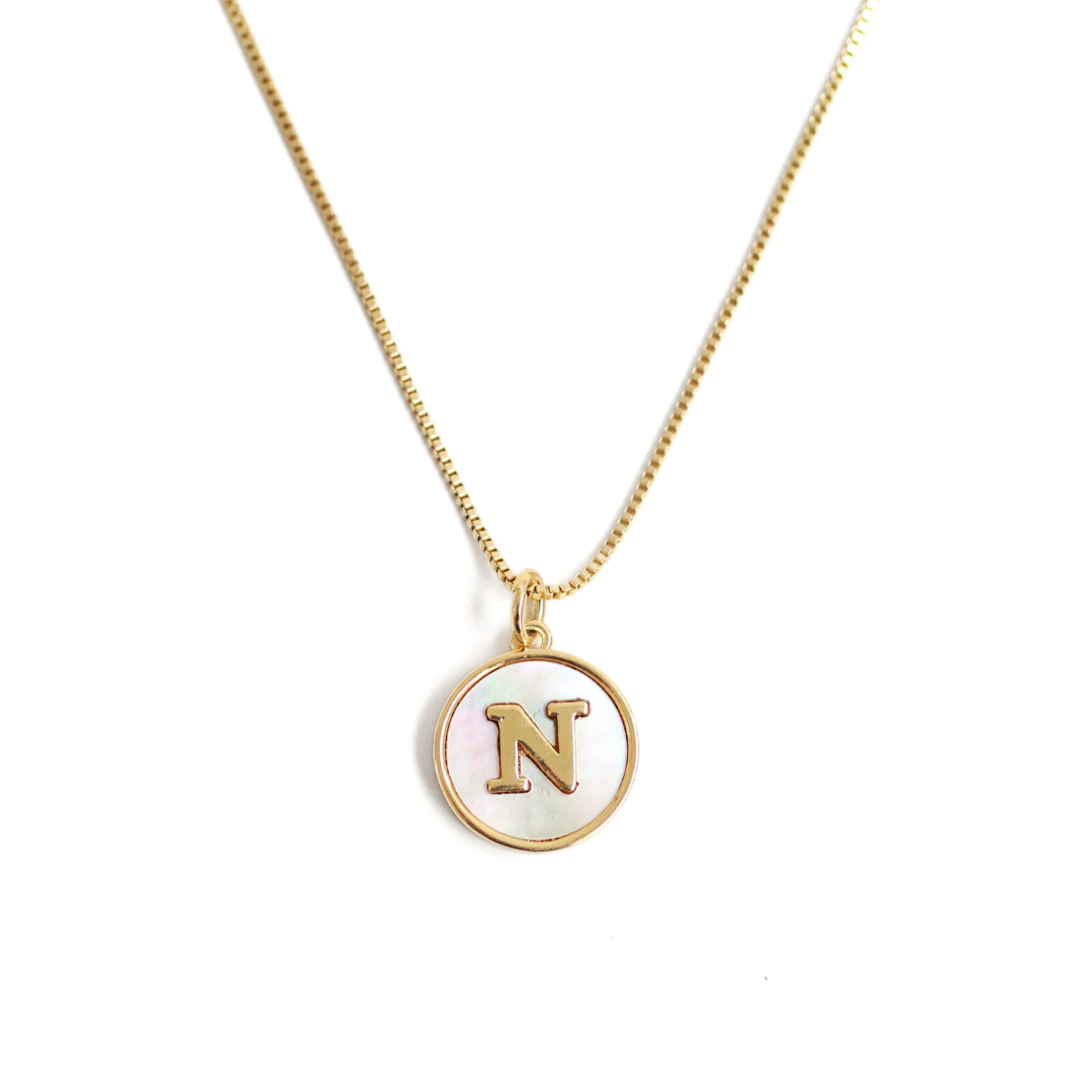 Collar nacar con inicial