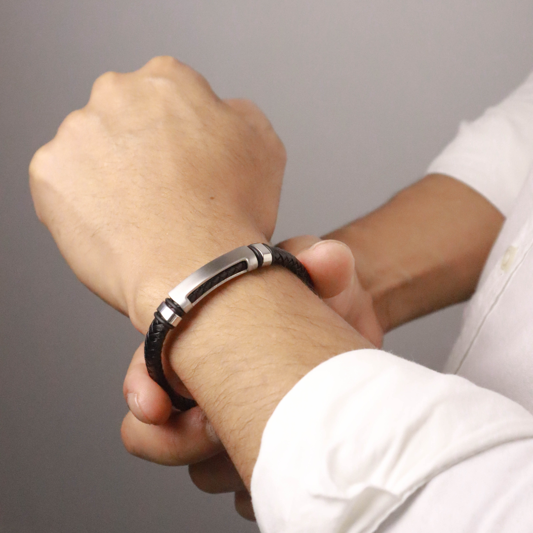 pulsera con detalles metálicos para hombre