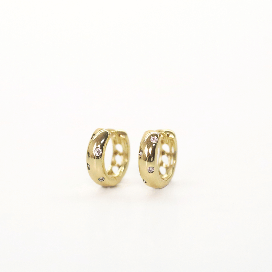 argollas doradas pequeñas y elegantes