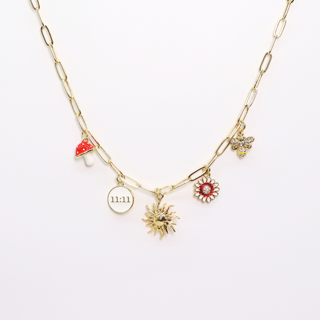collar con charms en tendencia