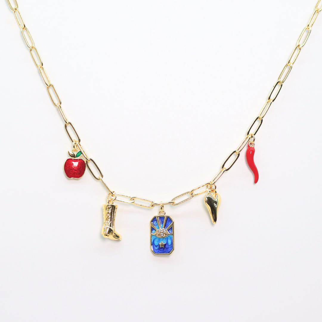 collar con charms en tendencia