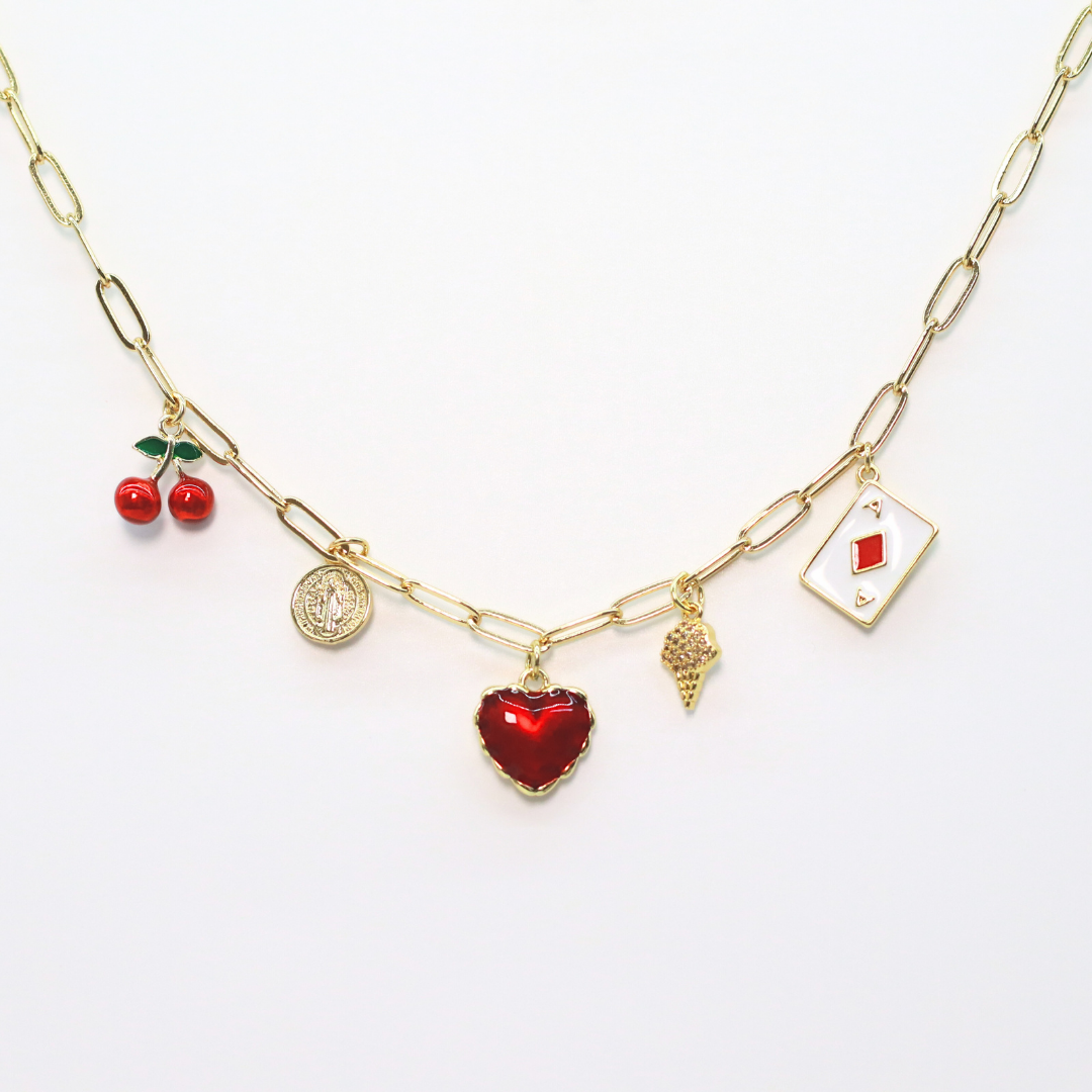collar con charms en tendencia
