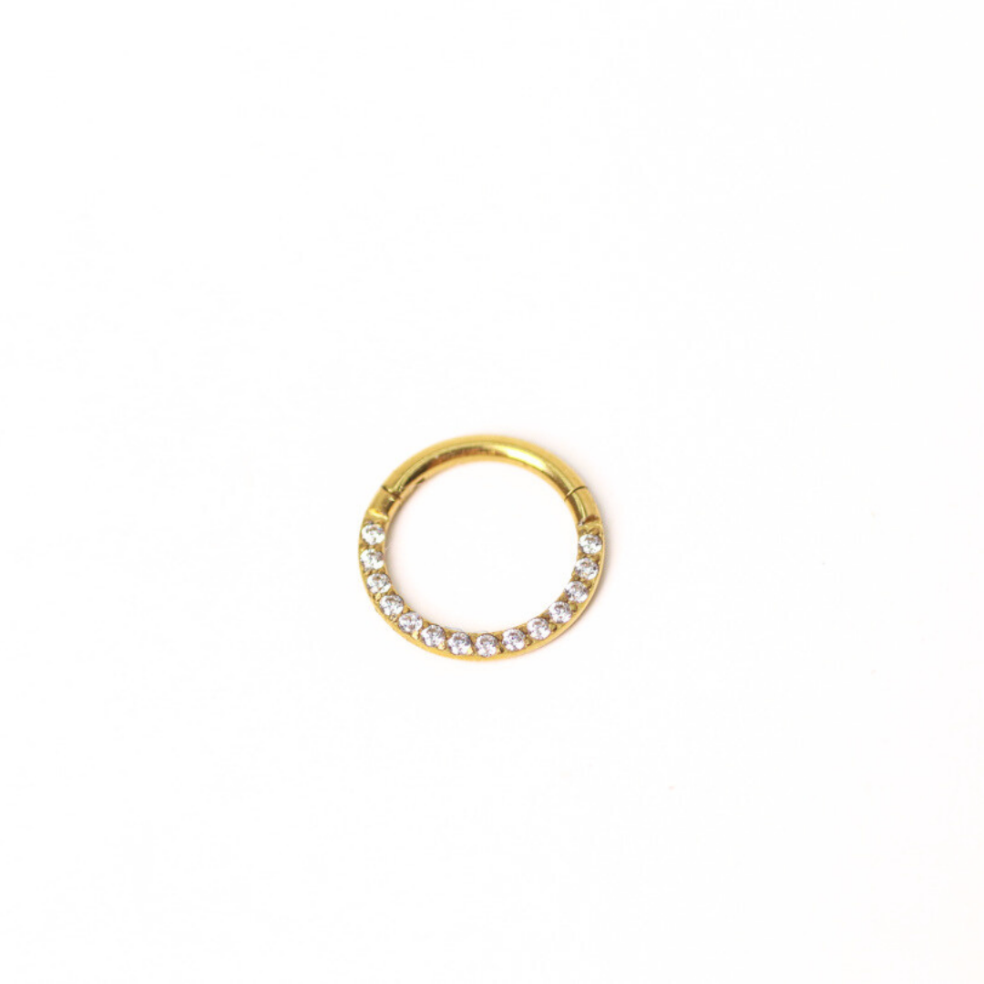 piercing de aro dorado