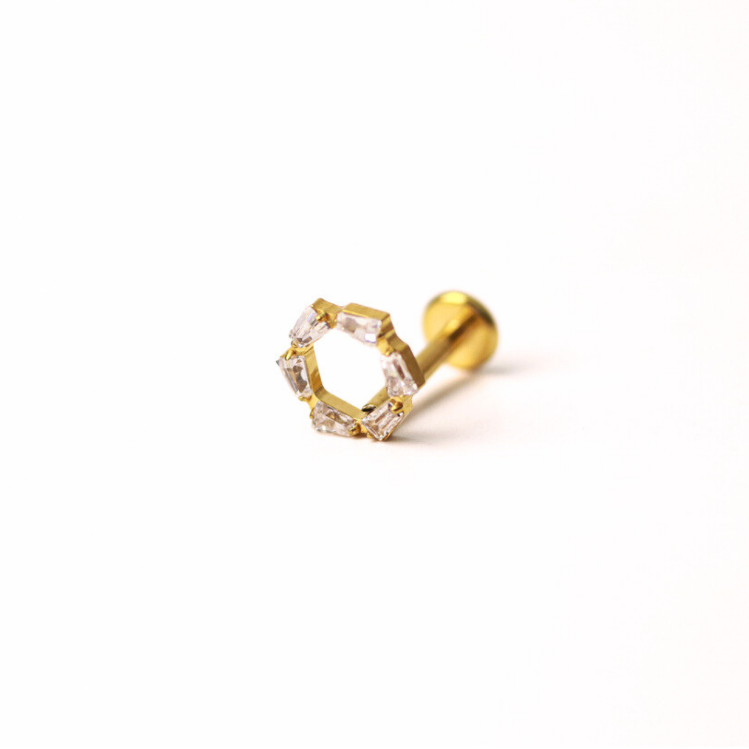 piercing dorado para la oreja