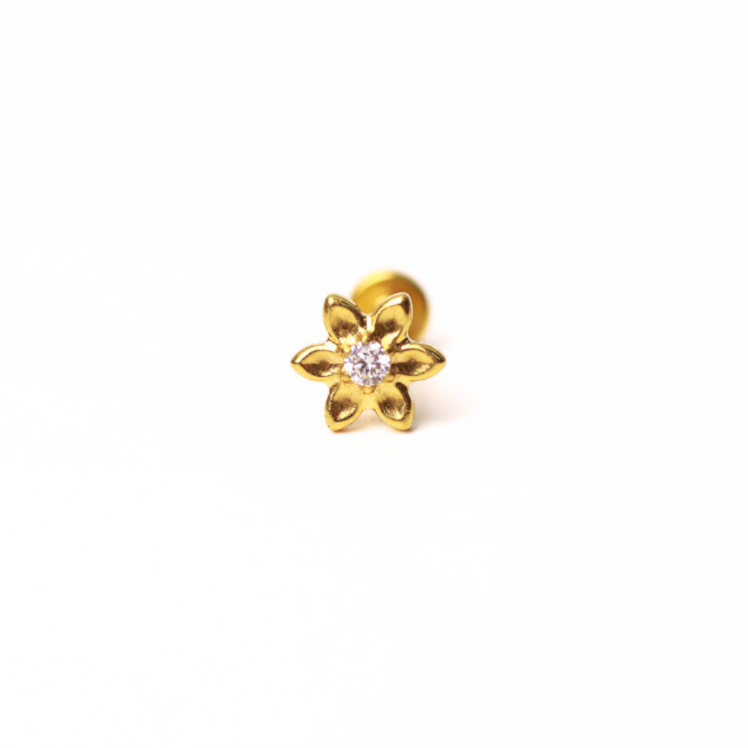 piercing en forma de flor para la oreja