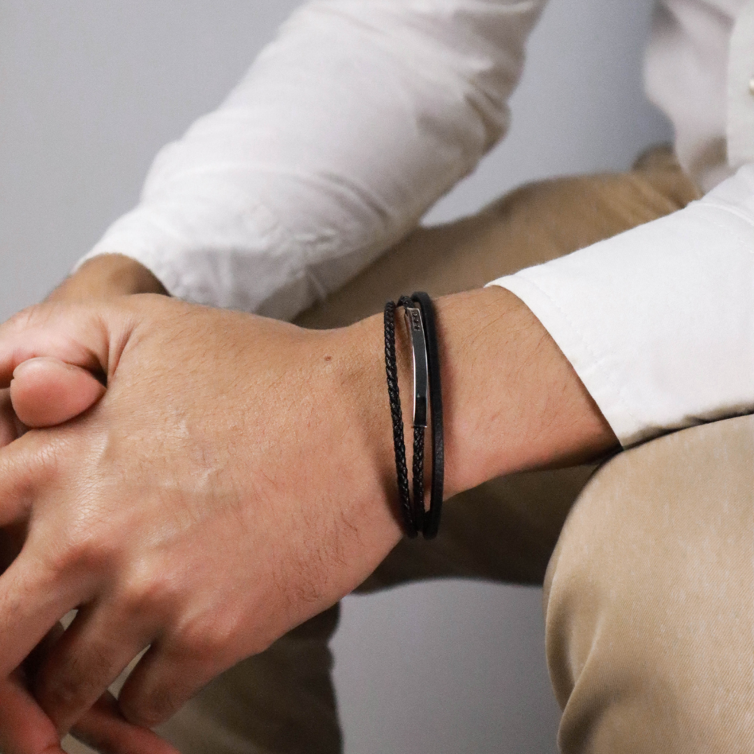 pulsera con detalles metálicos para hombre