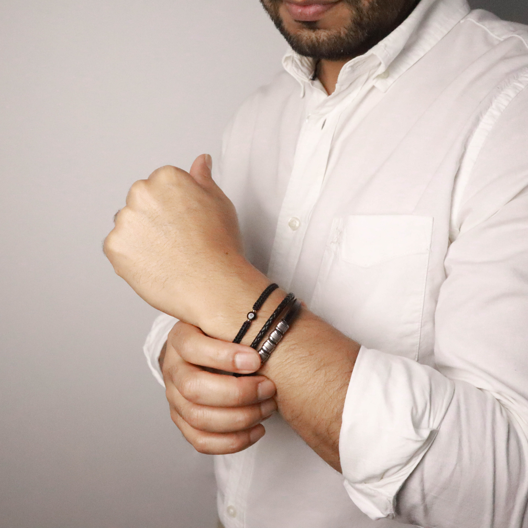 pulsera con detalles metálicos para hombre