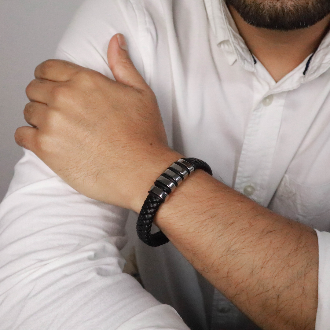 pulsera con detalles metálicos para hombre