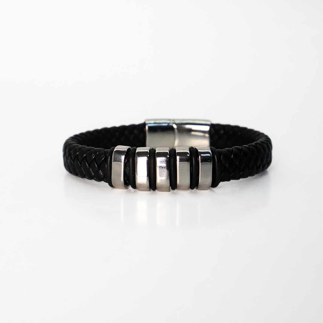 pulsera para hombre con detalles metalicos